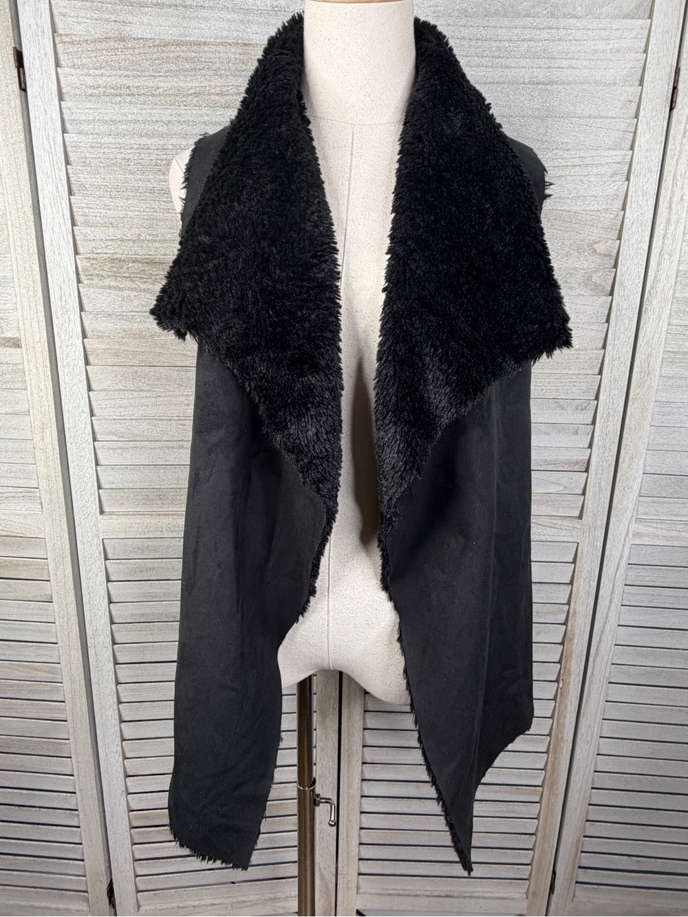 ROMEO & JULIET COUTURE Black Faux Fur & Faux Suede Drape Front Vest-Medium
